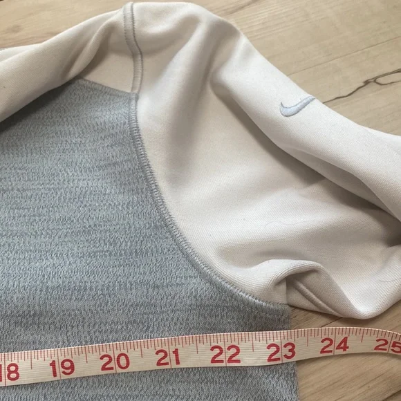 Nike Tour Performance Dri Fit Golf Sweatshirt Pullover. Grey and White. Collar. - Picture 9 of 10